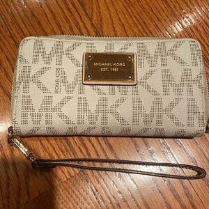 Micheal Kors white clutch/wristlet